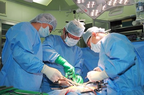 인공방광 수술중인 비뇨기과 이동현 교수(사진=이대목동병원)