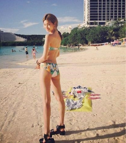 부러질듯 쭉 뻗은 뒤태...정호연, 이국적인 해변가