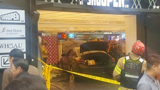 강남역 부근 사고, 車 그대로 달려와 '쾅'...어쩌다가 이런 일이