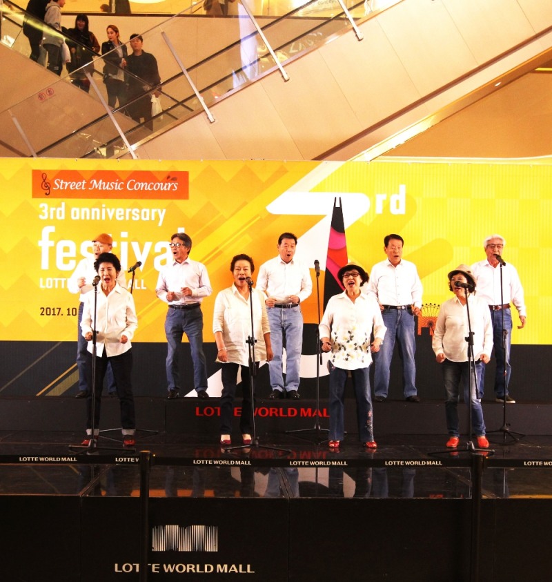 고객과 함께 하는 ‘스트리트 뮤직 콩쿠르’ 진행 이미지. (사진= 롯데자산개발)