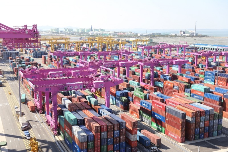 인천신항 터미널 야드.(사진=인천항만공사)