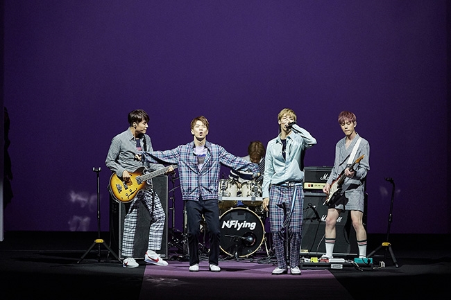밴드 엔플라잉, 서울패션위크서 ‘라이브 공연+런웨이’