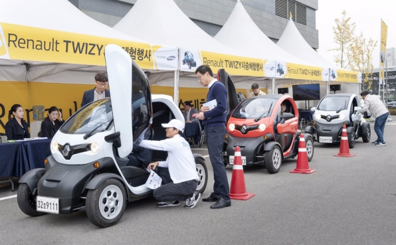 한국전력 나주 본사 임직원들의 르노삼성자동차의 트위지 시승 모습.(사진=르노삼성자동차)