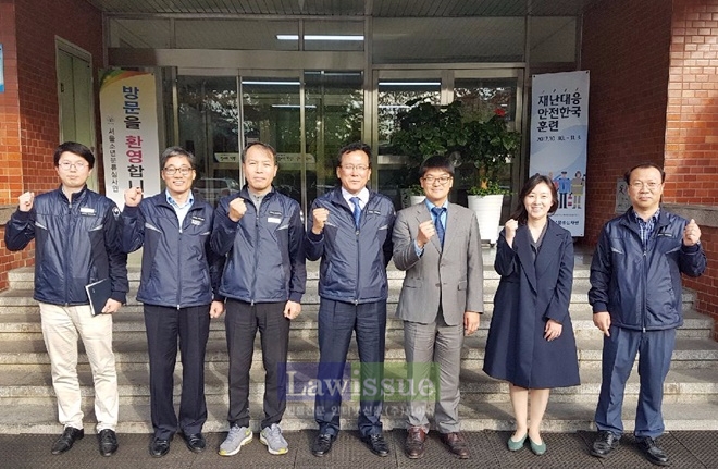 의정부지방법원 소년단독 신동주 판사 및 조사관 일행이 19일 오후 서울소년분류심사원을 방문하고 기념촬영.