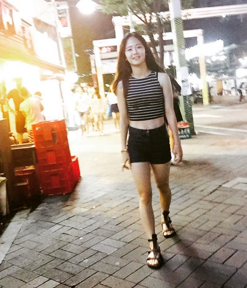 이민아, '긴머리 찰랑찰랑...길거리 거닐며 부러질 듯 라인'