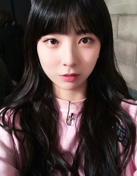 이수현, 핑크색 티 입고 무결점 피부 뽐내...' 청순美는 덤'