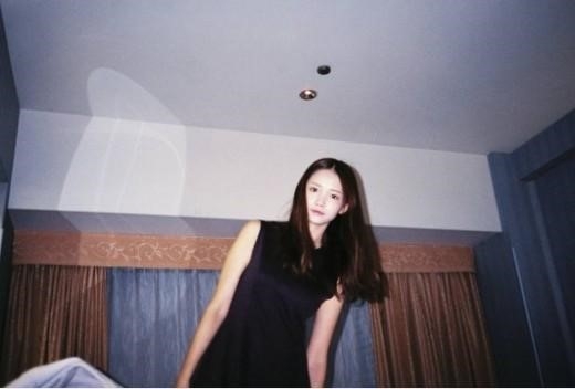 하연수, 심령 사진 연상케 하는 모습 속 청순美 돋보여...'하얀 그림자?'