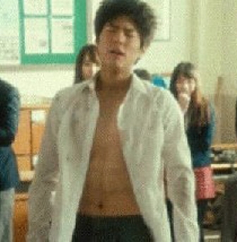 '확연히 드러난 王자'...박보검, 교복 사이로 성난 근육