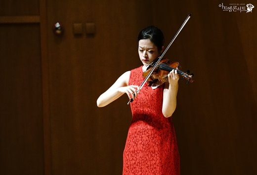 제 100회 아트엠콘서트에서연주중인 바이올리니스트 ‘김다미’(사진=현대약품)