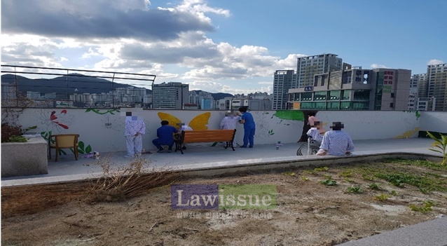 삼호요양병원 벽면에 벽화를 그리고 있다.