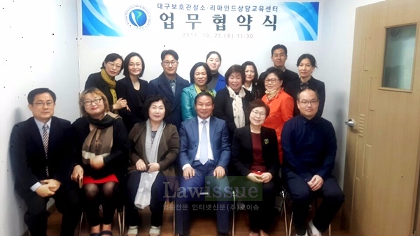 업무협약을 체결하고 기념촬영.