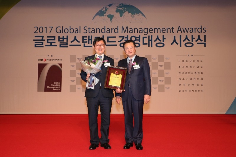 25일 개최된 한국경영인증원 주관 글로벌 스탠다드 경영대상 시상식에서 한수원이 2년 연속 안전경영 대상을 수상했다. 수상에 품질안전본부 윤청로 본부장(왼쪽).(사진=한국수력원자력)