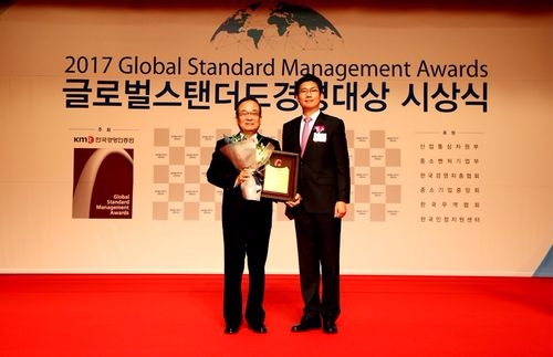 글로벌스탠더드경영대상 시상식에서 일동홀딩스 이정치 회장(사진 위 왼쪽), 일동제약 박대창 부사장(사진 아래 왼쪽)(사진=일동제약)