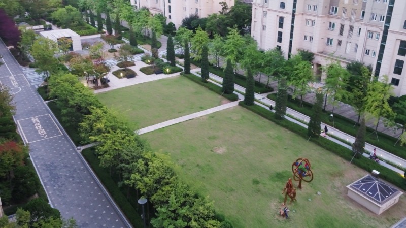 김포 풍무 꿈에그린 유로메트로 ‘그린카펫(Green Carpet)’ 전경. 넓은 잔디광장으로 아이들이 마음 편히 뛰어 다닐 수 있으며, 봄, 가을 피크닉 장소로도 많이 활용되는 장소다.(사진=한화건설)