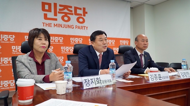 김종훈 민중당 상임대표가 기자간담회에서 발언을 하고 있다.
