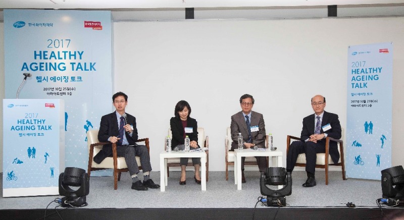 헬시 에이징 토크에 참석한 보건의료학계 전문가들이 토론을 나누고 있다. (왼쪽부터) 이윤환 아주대학교의료원 노인보건연구센터 센터장, 장숙랑 중앙대학교 적십자간호대학 교수, 윤종률 한림대학교 의과대학 가정의학과 교수, 한국헬프에이지 조현세 회장.(사진=한국화이자제약)