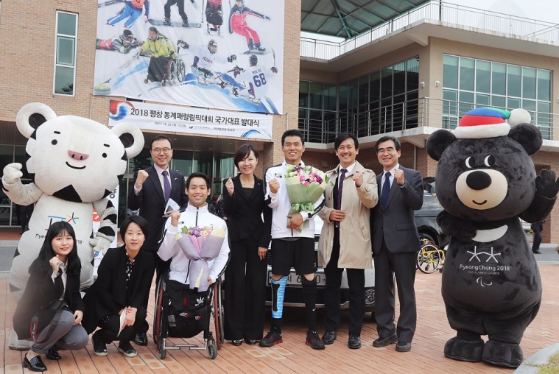 패럴림픽 국가대표 차량 지원 기념 촬영.(사진=한국지엠)
