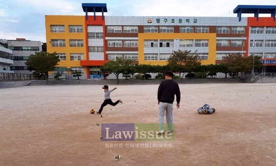 축구선수출신 사회봉사대상자가 아동에게 축구기술을 가르치고 있다.
