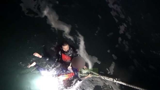 표류중이던 서핑객을 구조하고 있다.