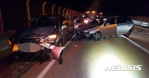 '이를 어찌할꼬'...서해안고속도로서 7중 추돌 사고 소식에 "안전거리 유지하자" 글도 등장