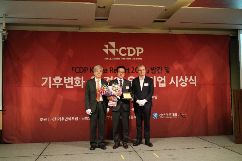 왼쪽부터 장지인 위원장(CDP 한국위원회),임진규 기후환경대책실장(한국남동발전)폴 디킨슨 회장(CDP 영국본부). (사진=한국남동발전)