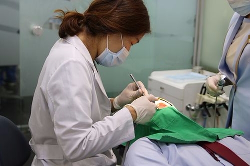 유디치과의 ‘우리동네 이 밝은 세상’ 대상자로 선정된 김모군(17세)이 충치 치료를 받고 있다(사진-유디치과)