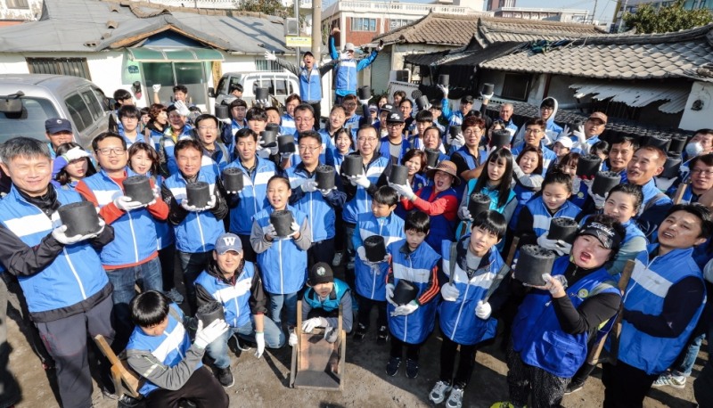 연탄나눔 봉사활동.(사진=한국지엠)