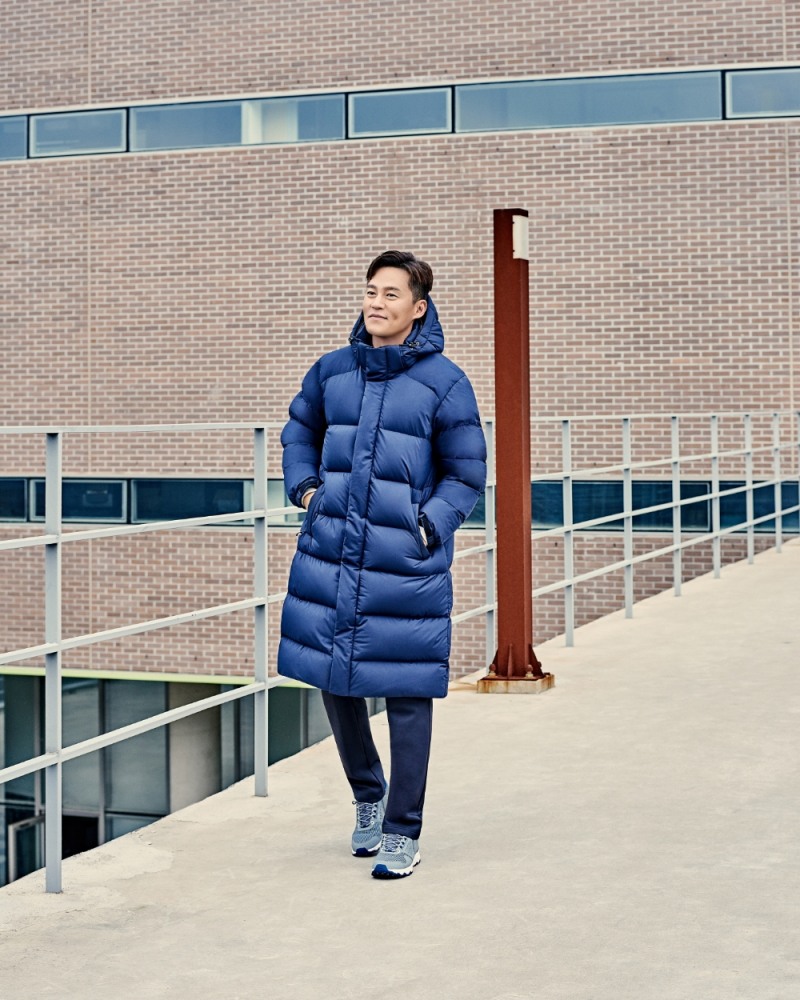 르까프, 완판아이템 롱다운재킷 재출시 착용컷.(사진=르까프)