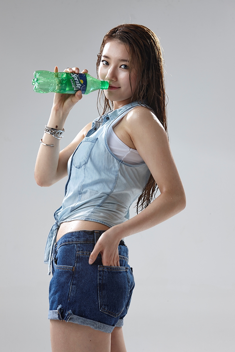 수지 광고 이미지. (사진=코카-콜라)