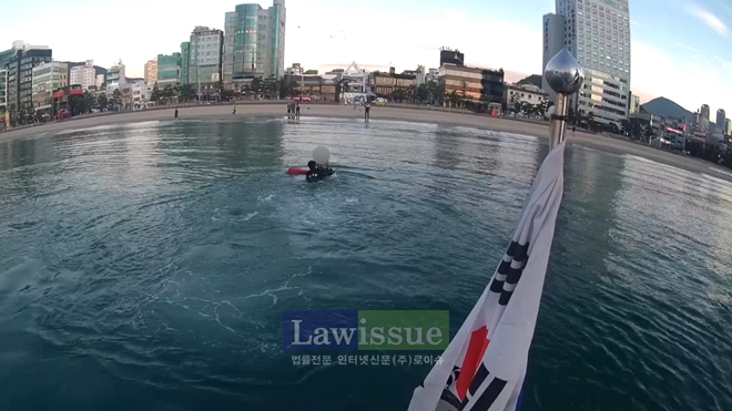 해상 익수자를 구조하고 있다.