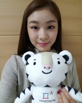 짙은 눈화장...김연아, '단아하게 내린 헤어+고혹적 미소'