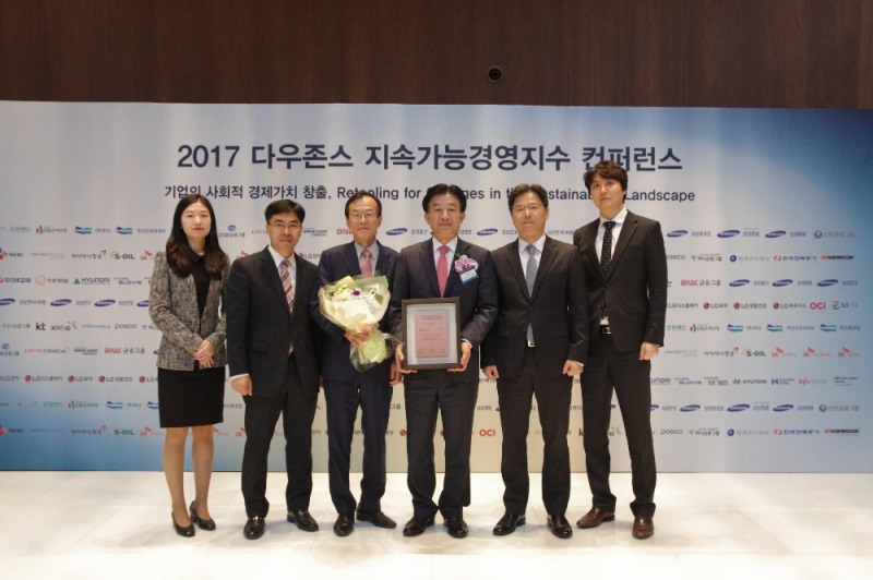  한전KPS 임직원들이 DJSI Korea 9년 연속 최우수기업 편입을 축하하며 함께 기념촬영을 하고 있다. (사진=한전KPS)
