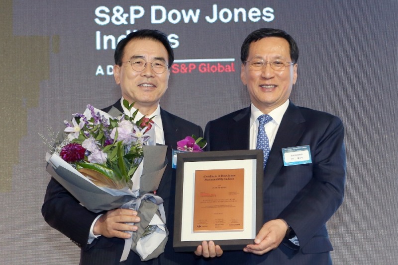 신한금융그룹(회장 조용병)은 세계적인 금융정보사인 미국 다우존스가 발표한 DJSI월드지수(Dow Jones Sustainability Indices World)에 국내 금융그룹으로는 사상 최초로 5년 연속 편입됐다. 1일 서울 르 메르디앙 호텔에서 열린 '2017 다우존스 지속가능경영지수(DJSI) 국제 컨퍼런스 및 인증식'에서 신한금융그룹 조용병 회장(사진 왼쪽)이 한국생산성본부 홍순직 회장(사진 오른쪽)으로부터 인증패를 수여받고 있다.