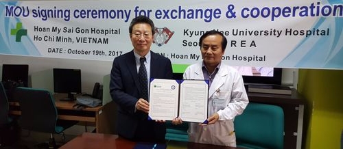 경희의료원, 환미병원 MOU (좌)김건식 경희대병원장, (우)구엔 후 트램 엠(Nguyen Huu Tran Em) 환미병원장(사진=경희대병원)