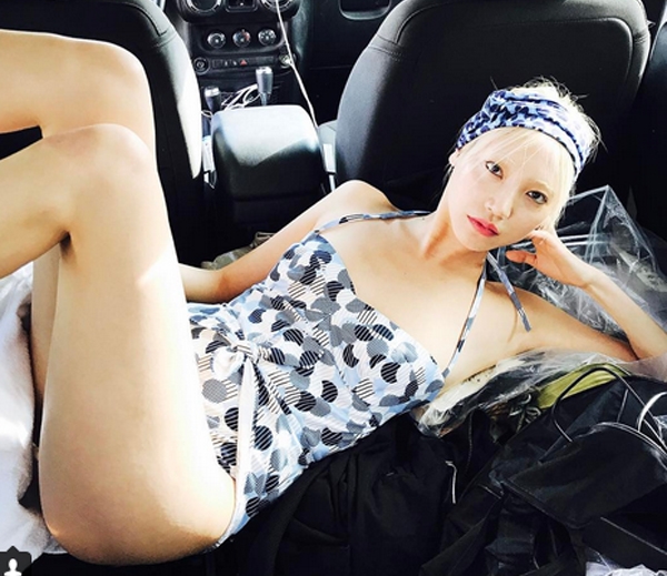 부러질 듯 몸매라인...수주, '차량 뒷좌석에 누워 '그저 감탄만'