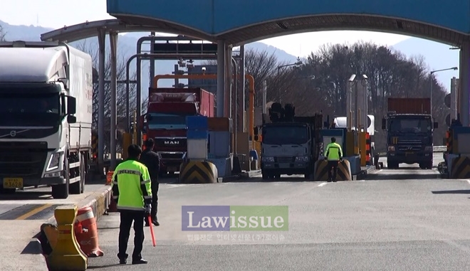 톨게이트에서 최고속도 제한장치 불법해체 차량 단속에 나서고 있다.