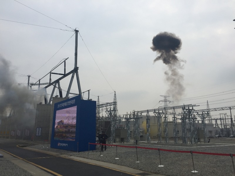 파손된 전력선 및 345kV 변압기 교체복구훈련.(사진=한국전력)