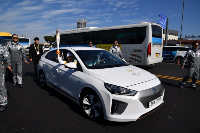 아이오닉 일렉트릭 차량에 탑승해 제주도 첫 번째 성화를 봉송하고 있는 가수 김소혜양의 모습.(사진=현대자동차)