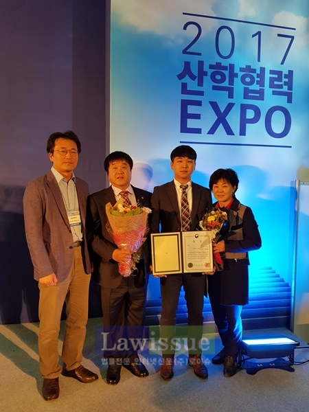 시상식에서 손우승 학생(왼쪽에서 세 번째)과 학부모, 장중혁 대구대 LINC+사업단장(맨 왼쪽)이 수상 후 기념사진을 찍고 있다.