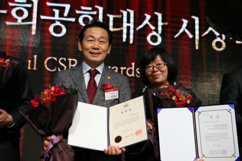 자생한방병원 박병모(왼쪽) 총괄병원장이 ‘아동척추건강지킴이’ 사업 파트너 기관 관계자와 사진 촬영을 하고 있다.