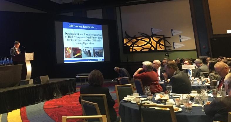 ▲포스코가 10월 23일 북미 지적재산협회 연례총회에서 화학·에너지·환경·소재 분야 올해의 우수계약상을 수상했다. 고망간강의 우수성과 적용사례를 주제로 강연에 나선 주세돈 에너지조선마케팅실장. (사진=포스코)