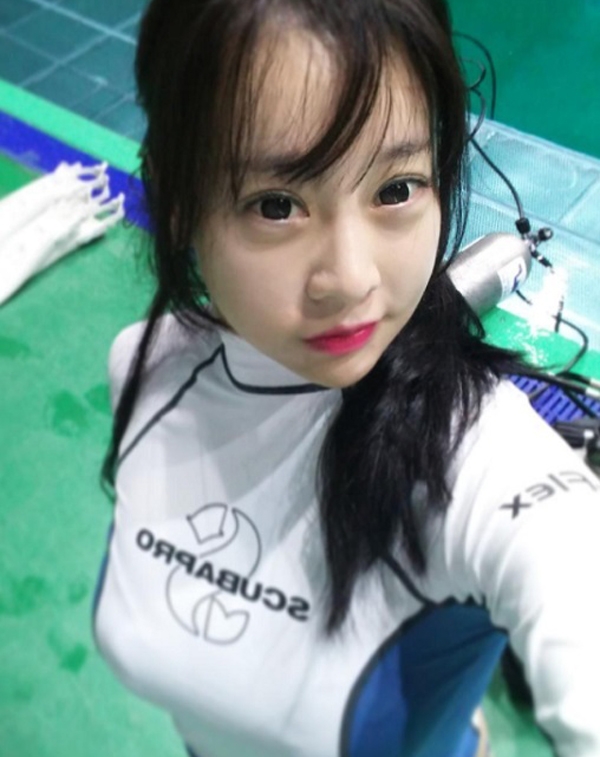 '헝클어진 머리...밀착 상의 그저 감탄만 나오네'