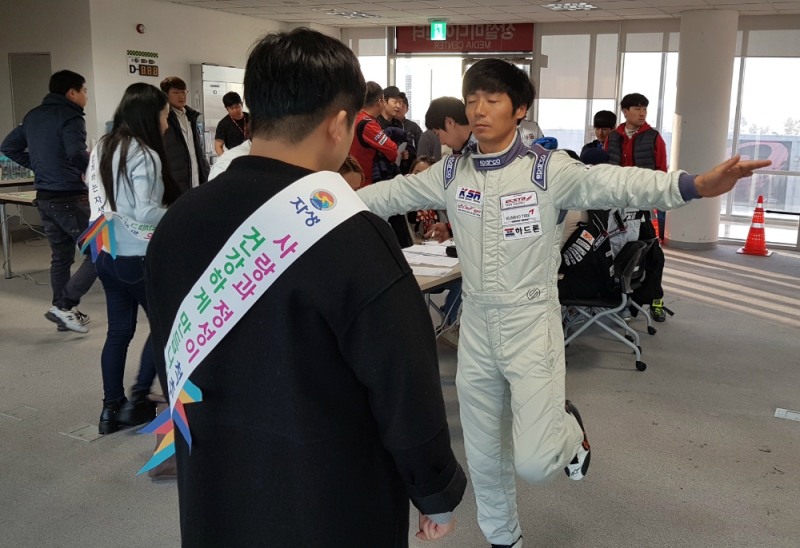 분당자생한방병원 임직원들이 레이싱 대회에 참가한 선수들을 대상으로 메디컬 체크를 진행하고 있다.(사진=자생한방병원)