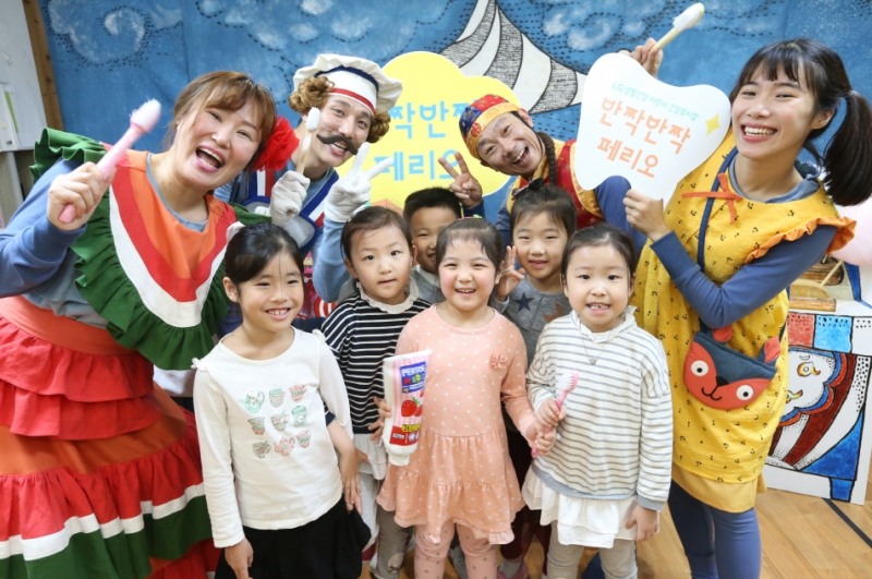  '반짝반짝 페리오' 공연팀과 어린이들이 환하게 웃고있는 모습.(사진=LG생활건강)