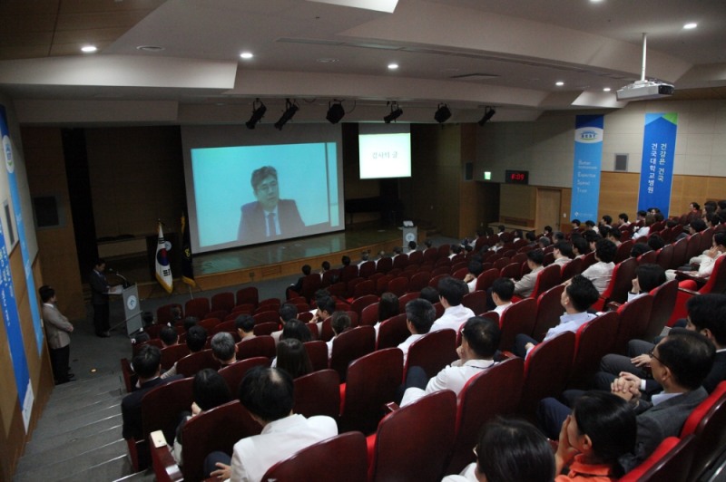 건국대병원은 6일 지하 3층 대강당에서 개최한 교직원 조회에서 환자 아버지로부터 받은 감사 편지를 소개했다. 환자 아버지의 감동적인 영상도 함께 공개돼 눈길을 끌었다.(사진=건국대병원)