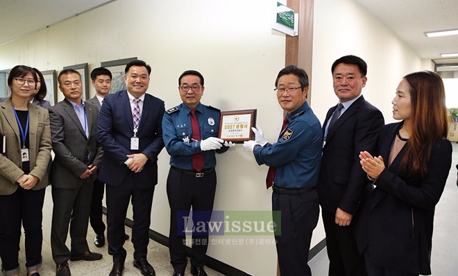 원경환 경남경찰청장이 베스트 경찰서 인증패를 전달하고 기념촬영.