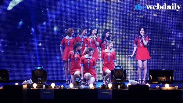 걸그룹 구구단이 8일 오후 서울 광진구 예스24 라이브홀에서 열린 첫 번째 미니앨범 ‘Act.3 Chococo Factory’ 쇼케이스에서 수록곡 ‘스노우볼’ 무대를 선보이고 있다.