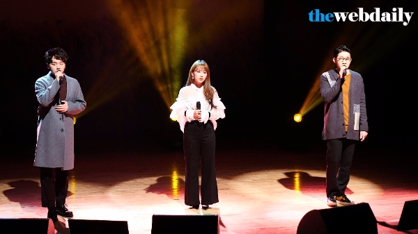 어반자카파가 8일 오전 서울 강남구 청담동 일지아트홀에서 열린 첫 번째 싱글앨범 ‘그때의 나, 그때의 우리’ 쇼케이스에서 히트곡 ‘널 사랑하지 않아’ 무대를 선보이고 있다.