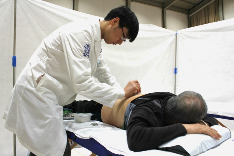 대전자생한방병원 의료진이 금산군 주민에게 침치료를 실시하고 있다