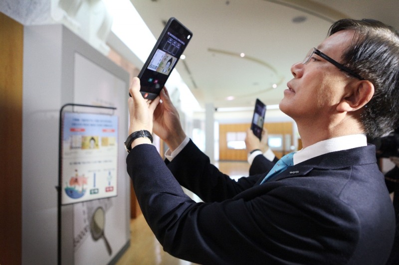 은행연합회와 한국은행은 9일(목) 한국은행 화폐박물관에서 청주여자상업고등학교 학생 30명을 대상으로 IT기반 체험형 교육 금융빅게임을 공동으로 개최했다. 홍재문 은행연합회 전무가 한국은행 화폐박물관에서 증강현실(AR)로 구현한 진위폐 감별 미션을 시연하고 있다.